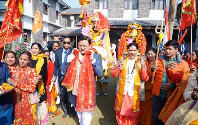 CM धामी माँ धारी देवी एवं भगवान नागराजा देव डोली शोभायात्रा का शुभारंभ किया