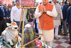 मुख्यमंत्री पुष्कर सिंह धामी ने चटकेश्वर मंदिर व सैनी गांव के देवल समेत मंदिर में पूजा अर्चना कर प्रदेश की सुख शांति व समृद्धि की कामना की।