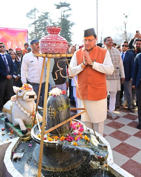 मुख्यमंत्री पुष्कर सिंह धामी ने चटकेश्वर मंदिर व सैनी गांव के देवल समेत मंदिर में पूजा अर्चना कर प्रदेश की सुख शांति व समृद्धि की कामना की।