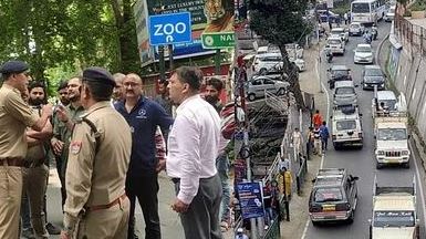 नैनीताल में उमड़ी पर्यटकों की भीड़, जगह- जगह लगा लंबा जाम, गुस्साए कारोबारियों ने शुरु किया प्रदर्शन