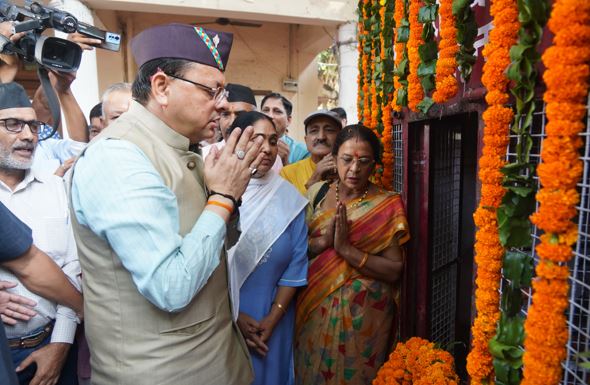 मुख्यमंत्री धामी ने राज्य आन्दोलनकारी शहीदों की पुण्य स्मृति में उनके चित्र पर श्रद्धा सुमन अर्पित कर श्रद्धांजलि दी।