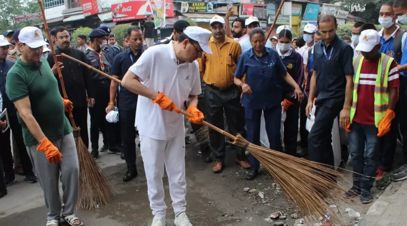 सीएम धामी ने स्वच्छता कार्यक्रम में प्रतिभाग कर झाड़ू लगाकर दिया स्वच्छता का संदेश