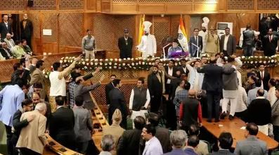 जम्मू कश्मीर विधानसभा सत्र के पांचवे दिन फिर हुआ हंगामा, विधायकों के बीच हुई हाथापाई 