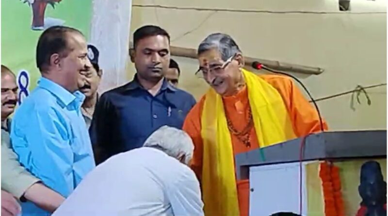 क्या नीतीश कुमार फिर से पलटी मारने वाले हैं? BJP के पूर्व सांसद का पैर छूकर सीएम ने सबको चौंकाया