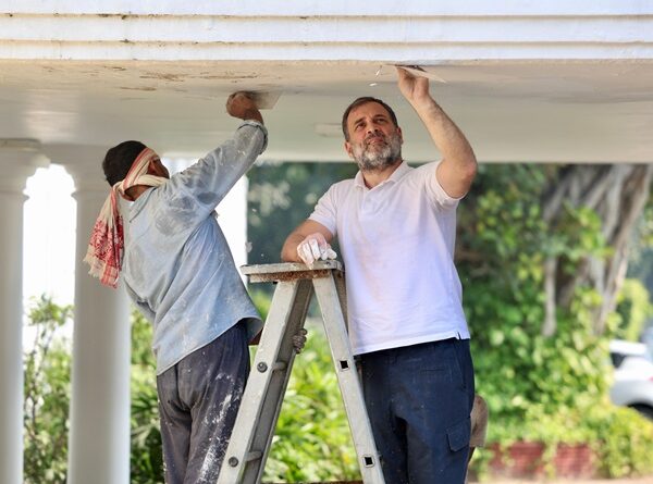 दिवाली पर मजदूरों के साथ काम करते नजर आए राहुल गांधी, वीडियो हुआ वायरल