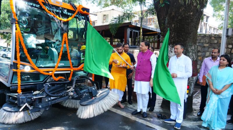 सीएम ने नगर निगम की वैक्यूम क्लीनिंग मशीन को किया रवाना।