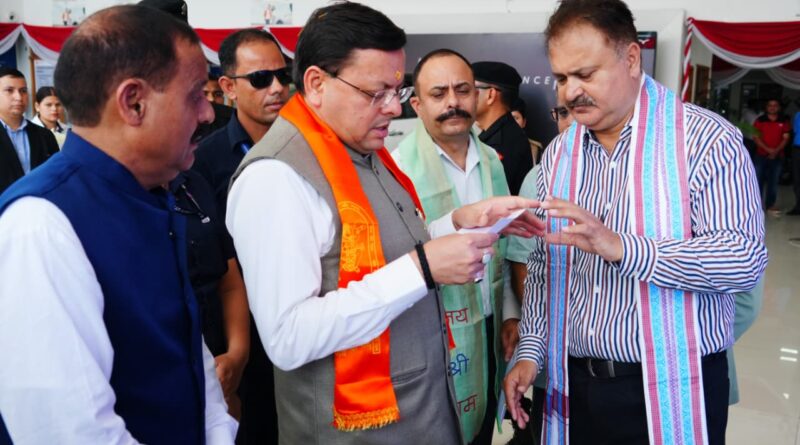 धामी ने जनता को स्वदेशी और जीएसटी के प्रति जागरूक करने बाजार में संपर्क अभियान चलाया।