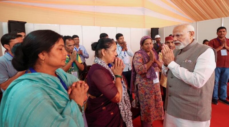 धराली आपदा पीड़ितों से मिले पीएम मोदी, हरसंभव मदद का दिया भरोसा