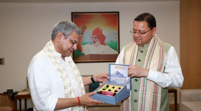 नई दिल्ली में धामी और रेल मंत्री अश्विनी वैष्णव के बीच रेल विकास को लेकर वार्ता हुई।