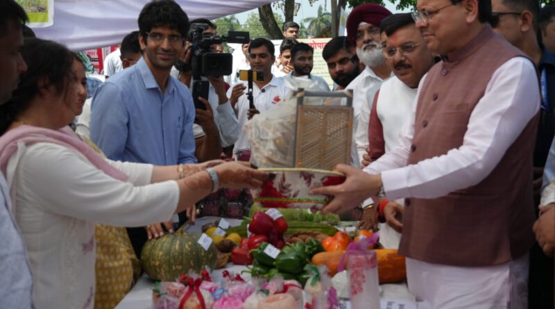 मुख्यमंत्री धामी ने 118वें किसान मेले में कृषि नवाचारों की सराहना करते हुए नई प्रजातियों का शुभारंभ किया।