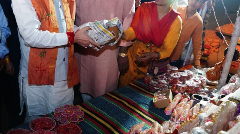 मुख्यमंत्री ने चकराता रोड से दीये और स्वदेशी वस्तुएं खरीदते हुए लोक कला को सराहा।