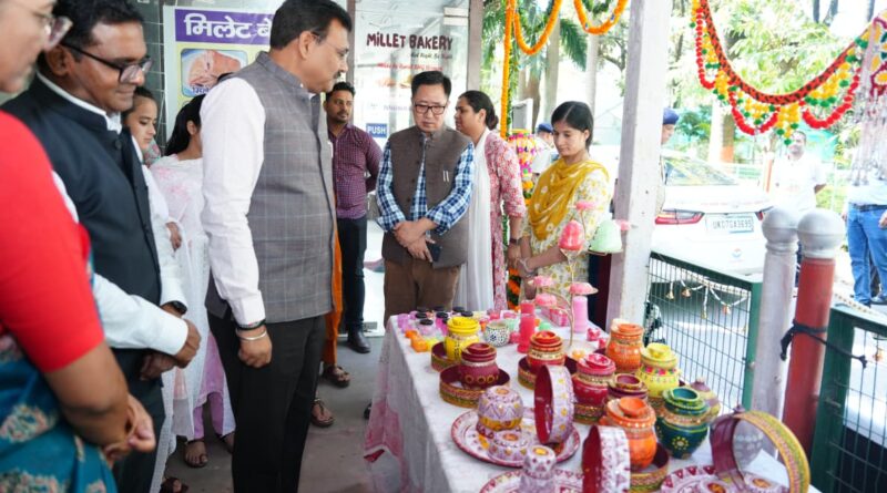 मुख्य सचिव आनंद बर्द्धन ने राजकीय संस्थाओं के बच्चों व महिलाओं की कला प्रदर्शनी का शुभारंभ किया।