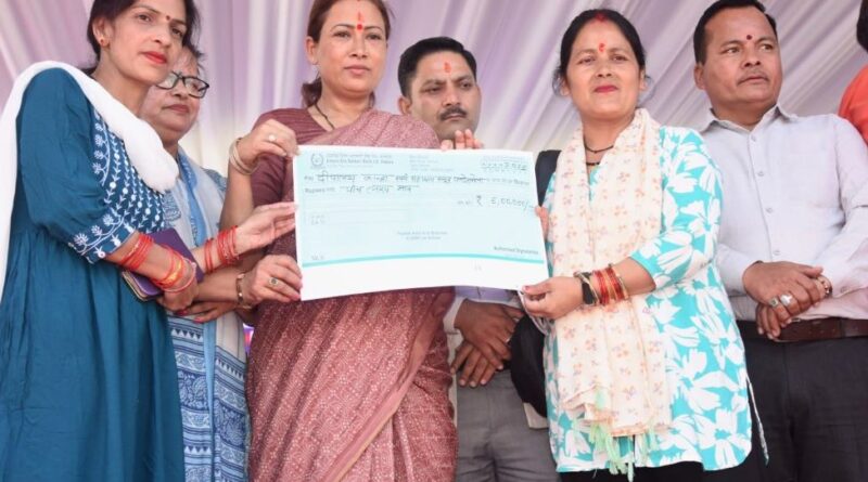 ग्राम सभा में रेखा आर्या ने कहा – सहकारिता बनी ग्रामीण विकास की रीढ़, ग्रामीणों को 10 लाख तक के लोन दिए गए।