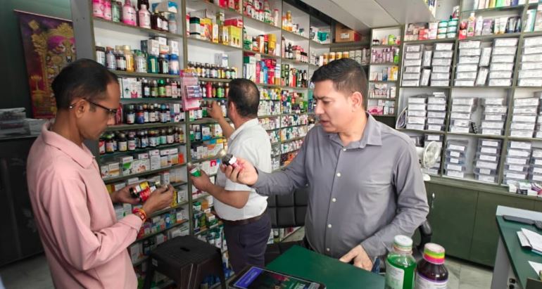 उत्तराखंड सरकार का कड़ा रुख, प्रतिबंधित कफ सिरप के खिलाफ एफडीए का अभियान शुरू।