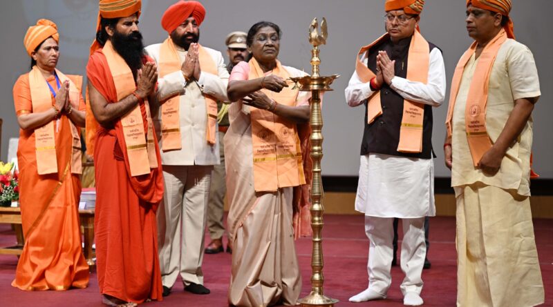 राष्ट्रपति श्रीमती द्रौपदी मुर्मु ने पतंजलि विश्वविद्यालय में आयोजित समारोह में स्वर्ण पदकधारी छात्रों को सम्मान दिया।