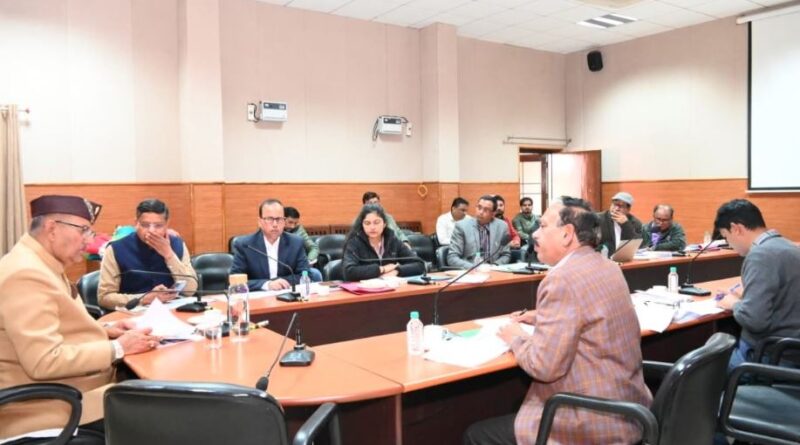 अधिकारियों को संबोधित करते हुए गणेश जोशी ने योजनाओं को ग्रामीण स्तर तक पहुँचाने हेतु कार्यशालाएँ करने की बात कही।