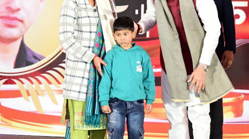 अनन्य सम्मान समारोह में भाग लेते हुए मुख्यमंत्री धामी ने शहीद परिवारों को सम्मान अर्पित किया।