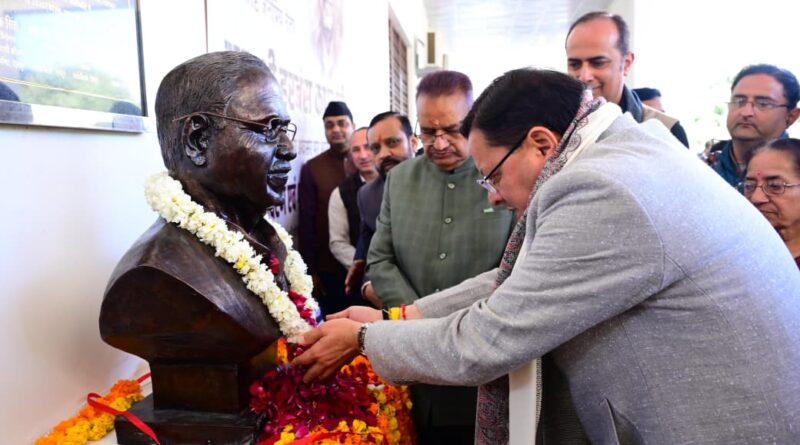 मुख्यमंत्री धामी ने स्व. श्री हरबंस कपूर के छायाचित्र पर पुष्पांजलि अर्पित कर उन्हें श्रद्धांजलि दी।