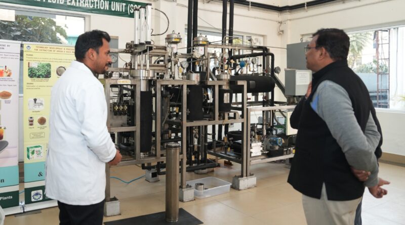सगन्ध पौधा केंद्र के भ्रमण के दौरान मुख्य सचिव ने केंद्र द्वारा किए जा रहे कार्यों की विस्तार से जानकारी ली।