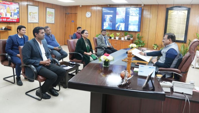 मुख्य सचिव व डीआरएम उत्तर रेलवे ने विभिन्न परियोजनाओं पर विचार किया।