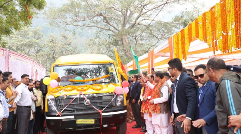मुख्यमंत्री धामी ने सीएसआर मद से प्राप्त दो वाहनों को हरी झंडी दिखाकर किया रवाना।