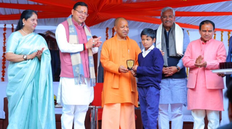 इंटर कॉलेज यमकेश्वर के नवनिर्मित दो मंजिला भवन के उद्घाटन के अवसर पर उत्तराखंड के मुख्यमंत्री पुष्कर सिंह धामी एवं उत्तर प्रदेश के मुख्यमंत्री योगी आदित्यनाथ यमकेश्वर पहुंचे।