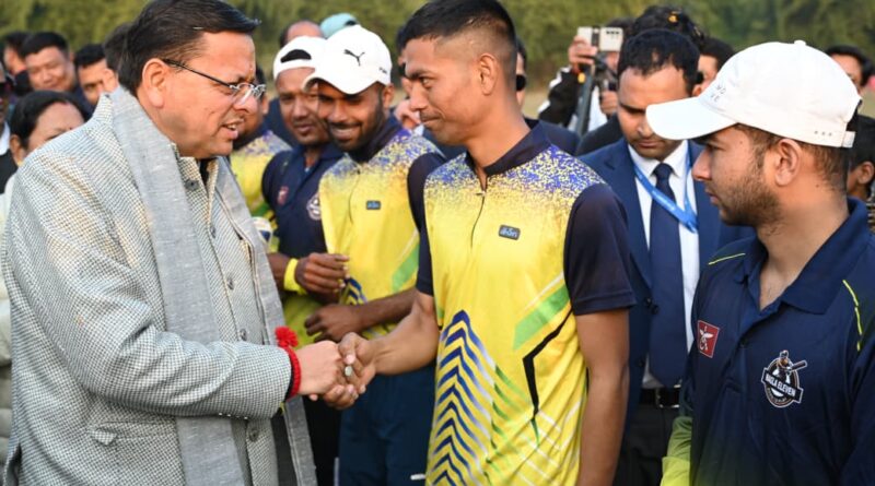 बिरिया मझोला, खटीमा में आयोजित स्व. मनीष चंद स्मृति द्वितीय ग्रामीण क्रिकेट टूर्नामेंट के समापन पर मुख्यमंत्री धामी ने पुरस्कार वितरित किए।