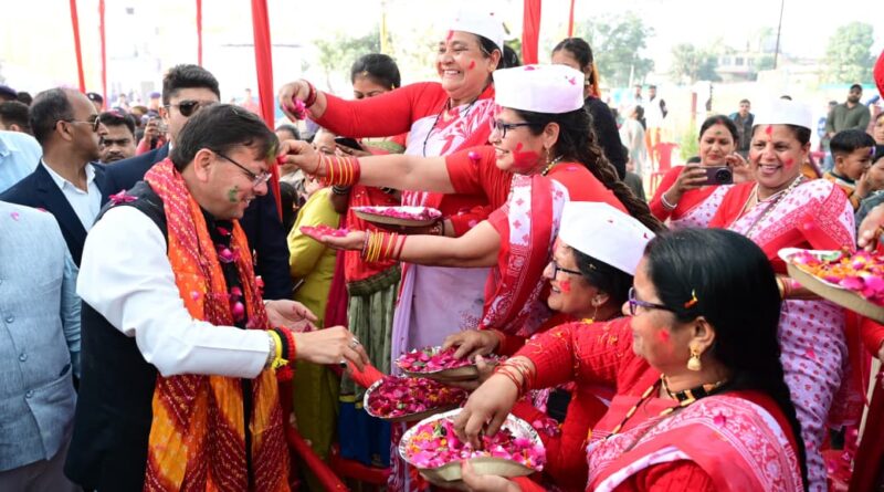 सीएम धामी ने जनसमुदाय संग साझा की उत्सव की खुशियां जनता ने पुष्पवर्षा कर किया भव्य स्वागत