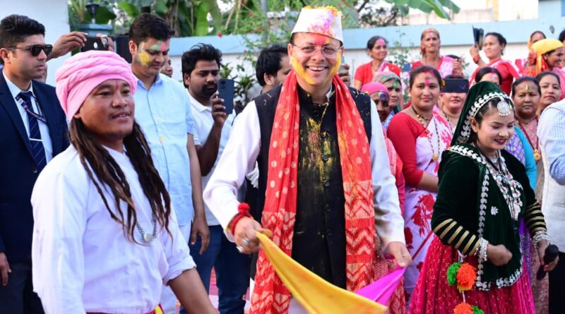 मुख्यमंत्री धामी ने सपरिवार उपस्थित होल्यारों का आत्मीय स्वागत एवं अभिनंदन किया