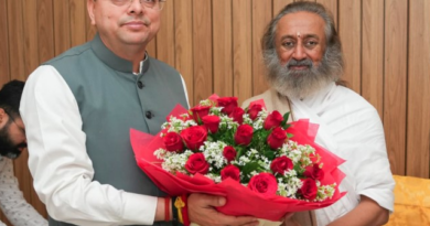 मुख्यमंत्री धामी ने श्री श्री रविशंकर से की शिष्टाचार भेंट