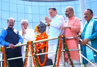 मुख्यमंत्री पुष्कर सिंह धामी ने एमडीडीए कॉम्प्लेक्स में स्व. हेमवती नंदन बहुगुणा की 107वीं जयंती पर उनकी प्रतिमा पर माल्यार्पण कर श्रद्धांजलि दी।