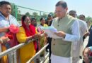 लोहियाहेड हेलीपैड पर सीएम धामी ने जनप्रतिनिधियों से संवाद किया।