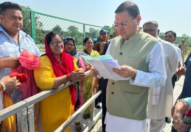 लोहियाहेड हेलीपैड पर सीएम धामी ने जनप्रतिनिधियों से संवाद किया।