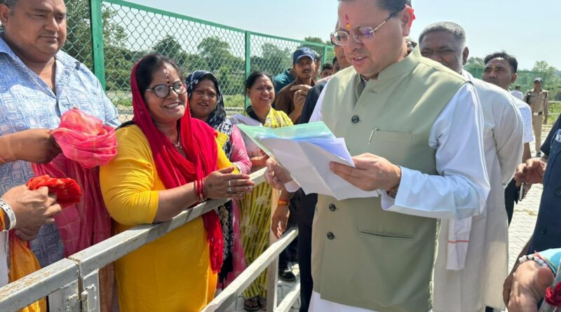 लोहियाहेड हेलीपैड पर सीएम धामी ने जनप्रतिनिधियों से संवाद किया।