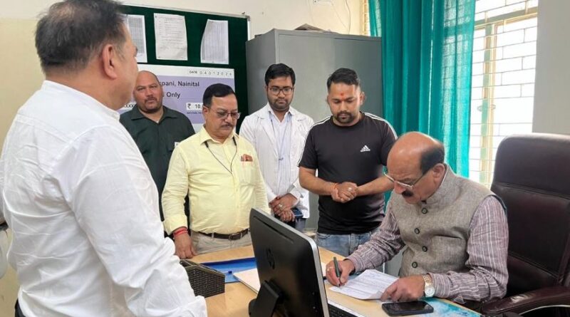 स्वास्थ्य मंत्री सुबोध उनियाल ने किया गरमपानी सामुदायिक स्वास्थ्य केंद्र का औचक निरीक्षण