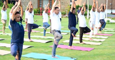 अंतरराष्ट्रीय योग दिवस के उपलक्ष्य में मुख्यमंत्री ने अधिकारियों एवं कर्मचारियों के साथ किया योगाभ्यास।