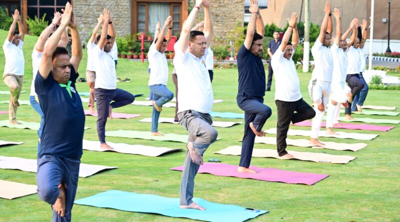 अंतरराष्ट्रीय योग दिवस के उपलक्ष्य में मुख्यमंत्री ने अधिकारियों एवं कर्मचारियों के साथ किया योगाभ्यास।