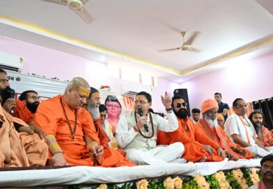 मुख्यमंत्री पुष्कर सिंह धामी ने हरि सेवा आश्रम में आयोजित श्रीमद्भागवत कथा एवं संत सम्मेलन में शामिल होकर संत-महात्माओं का किया सम्मान।