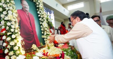 श्रद्धांजलि कार्यक्रम में सीएम धामी ने पूर्व मुख्यमंत्री खण्डूड़ी को नमन किया।