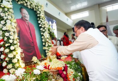 श्रद्धांजलि कार्यक्रम में सीएम धामी ने पूर्व मुख्यमंत्री खण्डूड़ी को नमन किया।