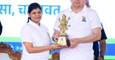 मुख्यमंत्री पुष्कर सिंह धामी ने बनबसा में किया सामूहिक योगाभ्यास, योग को दैनिक जीवन का हिस्सा बनाने का किया आह्वान