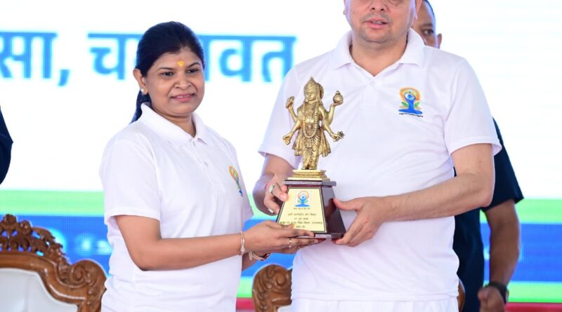 मुख्यमंत्री पुष्कर सिंह धामी ने बनबसा में किया सामूहिक योगाभ्यास, योग को दैनिक जीवन का हिस्सा बनाने का किया आह्वान