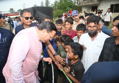 मुख्यमंत्री पुष्कर सिंह धामी को अपने बीच पाकर बच्चे हुए उत्साहित, जमकर खिंचवाईं तस्वीरें