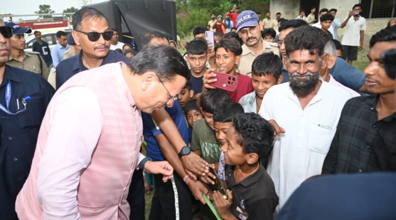 मुख्यमंत्री पुष्कर सिंह धामी को अपने बीच पाकर बच्चे हुए उत्साहित, जमकर खिंचवाईं तस्वीरें