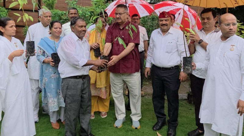 कृषि मंत्री गणेश जोशी ने विश्व पर्यावरण दिवस पर किया पौधारोपण