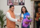 मुख्यमंत्री धामी से मिलीं अंतरराष्ट्रीय स्तर पर पदक जीतने वाली उत्तराखंड की महिला मुक्केबाज, मुख्यमंत्री ने किया सम्मानित