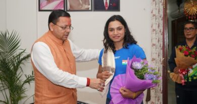 मुख्यमंत्री धामी से मिलीं अंतरराष्ट्रीय स्तर पर पदक जीतने वाली उत्तराखंड की महिला मुक्केबाज, मुख्यमंत्री ने किया सम्मानित