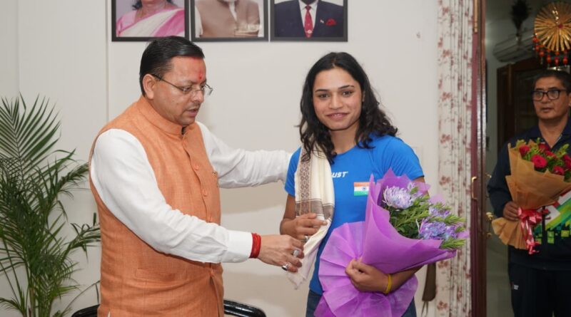 मुख्यमंत्री धामी से मिलीं अंतरराष्ट्रीय स्तर पर पदक जीतने वाली उत्तराखंड की महिला मुक्केबाज, मुख्यमंत्री ने किया सम्मानित