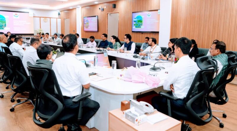 मुख्य सचिव आनन्द बर्द्धन ने उत्तराखण्ड दौरे पर आए नीति आयोग के सदस्य डॉ. एम. श्रीनिवास एवं उनकी टीम का पुष्प गुच्छ देकर किया स्वागत।