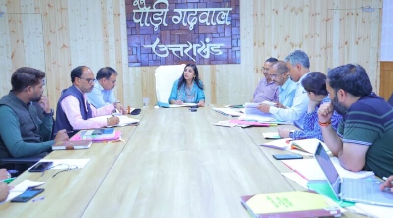 विद्यालयों की सुरक्षा एवं राष्ट्रीय बाल स्वास्थ्य कार्यक्रम की डीएम ने की व्यापक समीक्षा
